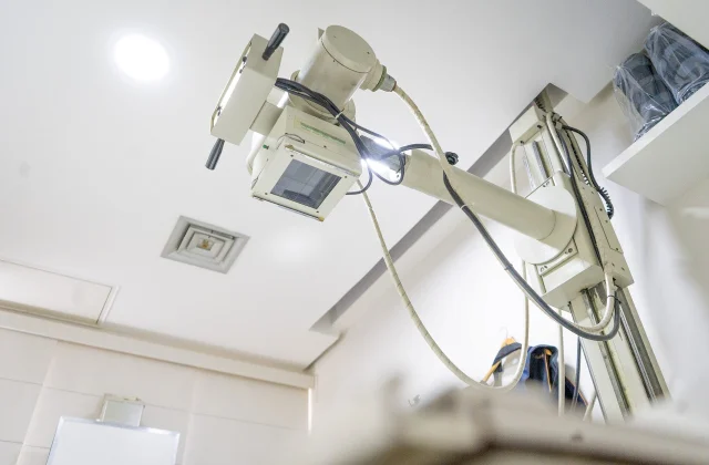 Aparelho de raio-X digital instalado na sala de radiologia da Barra Trauma