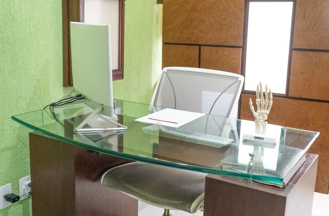 Consultório da Barra Trauma, com mesa de atendimento e cadeiras