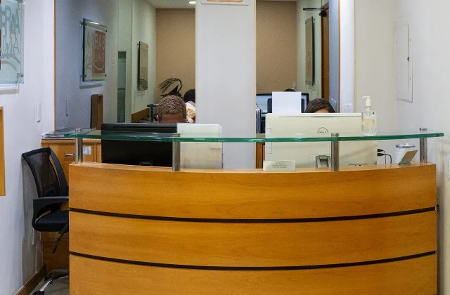 Balcão de atendimento em madeira na recepção da Barra Trauma