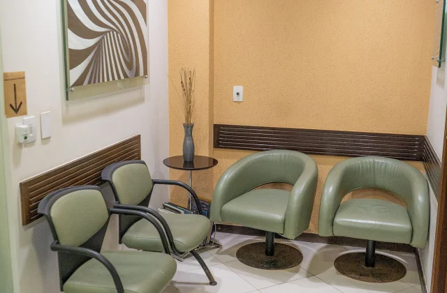 Sala de espera da Barra Trauma, com poltronas e iluminação suave
