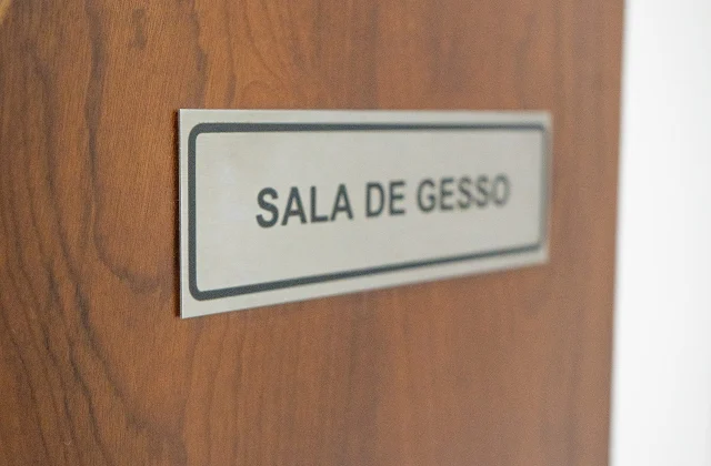 Porta da sala de gesso da Barra Trauma, onde são feitas as imobilizações