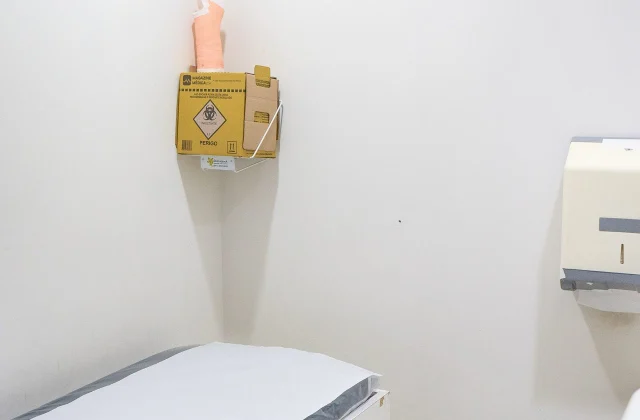 Sala de procedimentos da Barra Trauma, com maca preparada para atendimento
